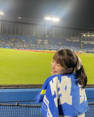 Amisa Miyazaki Instagram - 先日、友達に誘われて数年ぶりに野球観戦してきた⚾ 
成人してから行くのは違う楽しみ方があるね🤟
・
このタオルは友達からお借りたよー！
・
ちなみにこの日は、ベイとヤクルトの試合だったけど宮崎さん今ここのファンだよ！って所がないので単純に試合を楽しく観戦してきました🤲