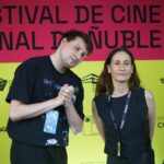 Amparo Noguera Instagram - Luego de un pequeño descanso correspondiente, yo, como película, me gustaría agradecer con estas fotos a todas las personas de Ñuble. Se rieron (de mi) y reflexionaron (conmigo). Lloraron y se enojaron. Yo, como película, soy como cuando llegas a tu casa y empiezas responder todo lo que no te atreviste a decirle a esa persona. Somos torpes en el contacto. Pero en nuestra pieza, frente al espejo, armamos nuevas estrategias de nuestra personalidad. Eso significa que nuestra reflexión tarda un poco. Pero llega. Si yo pudiera atravesar la pantalla, abrazaría a todo chillán. Pero lamentablemente soy una película chilena. Gracias @nublecine Me sentí querida.