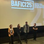 Amparo Noguera Instagram - Con rotundo éxito se estrenó internacionalmente 'Historia y Geografía'. La comedia dirigida por @bernardoquesney tuvo gran recepción del público en Buenos Aires. La película fue presentada por su director, sus protagonistas @amparo_nogueraoficial y @catalinasaa, sumados los productores de @equecocl, @tomas.alzamora y @pablojalisco 🎬 Nosotros que ya quedamos fascinados con esta película que YA ESTÁ EN LOS CINES DE CHILE, nos preguntamos, ¿Qué hará la Gioconda Martínez en la ciudad de la furia? 🎭 👁👄👁 Solo Dios sabrá si le da pan al que no tiene dientes 🍞 #historiaygeografía