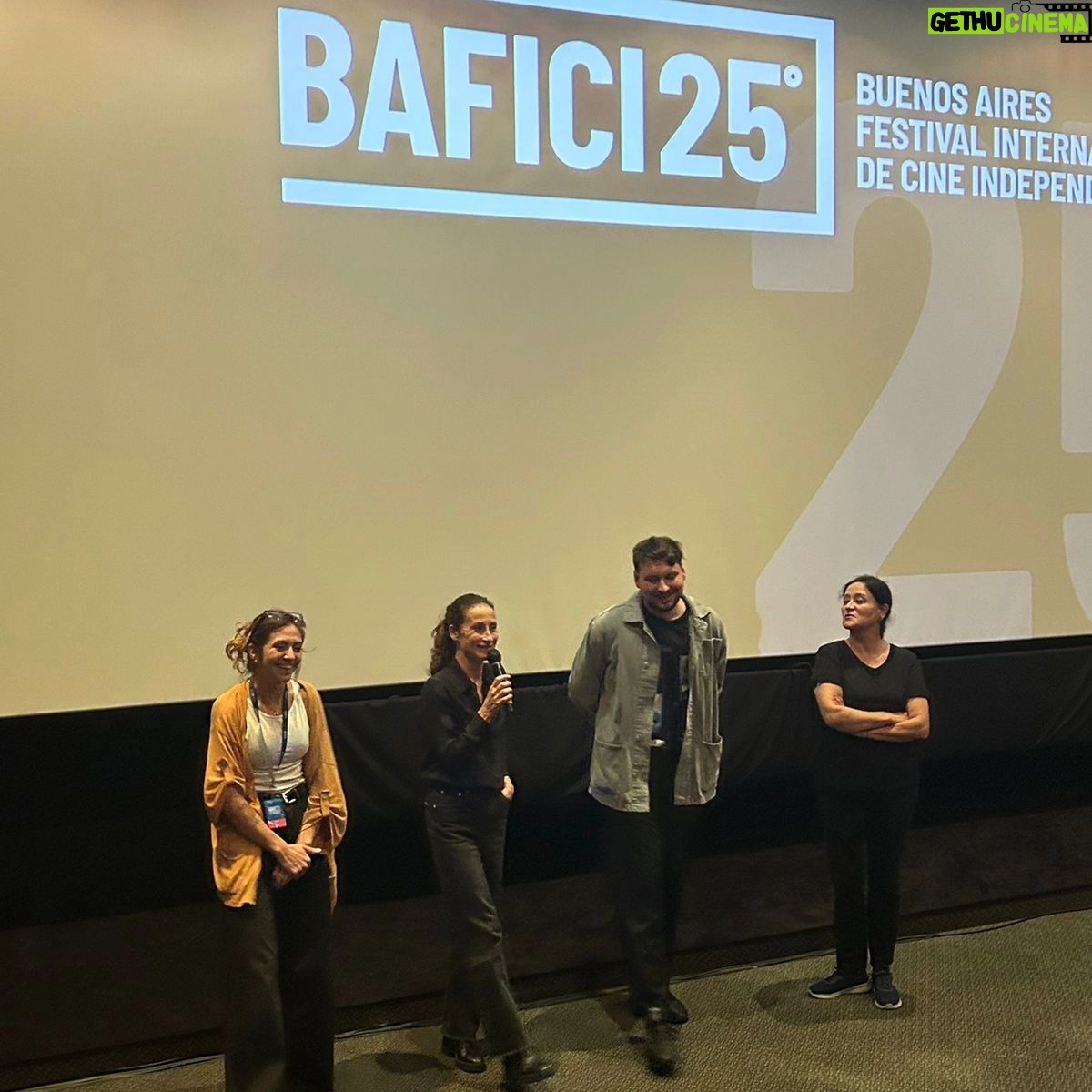 Amparo Noguera Instagram - Con rotundo éxito se estrenó internacionalmente 'Historia y Geografía'. La comedia dirigida por @bernardoquesney tuvo gran recepción del público en Buenos Aires. La película fue presentada por su director, sus protagonistas @amparo_nogueraoficial y @catalinasaa, sumados los productores de @equecocl, @tomas.alzamora y @pablojalisco 🎬 Nosotros que ya quedamos fascinados con esta película que YA ESTÁ EN LOS CINES DE CHILE, nos preguntamos, ¿Qué hará la Gioconda Martínez en la ciudad de la furia? 🎭 👁👄👁 Solo Dios sabrá si le da pan al que no tiene dientes 🍞 #historiaygeografía