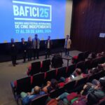 Amparo Noguera Instagram - Con rotundo éxito se estrenó internacionalmente 'Historia y Geografía'. La comedia dirigida por @bernardoquesney tuvo gran recepción del público en Buenos Aires. La película fue presentada por su director, sus protagonistas @amparo_nogueraoficial y @catalinasaa, sumados los productores de @equecocl, @tomas.alzamora y @pablojalisco 🎬 Nosotros que ya quedamos fascinados con esta película que YA ESTÁ EN LOS CINES DE CHILE, nos preguntamos, ¿Qué hará la Gioconda Martínez en la ciudad de la furia? 🎭 👁👄👁 Solo Dios sabrá si le da pan al que no tiene dientes 🍞 #historiaygeografía