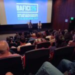 Amparo Noguera Instagram - Con rotundo éxito se estrenó internacionalmente 'Historia y Geografía'. La comedia dirigida por @bernardoquesney tuvo gran recepción del público en Buenos Aires. La película fue presentada por su director, sus protagonistas @amparo_nogueraoficial y @catalinasaa, sumados los productores de @equecocl, @tomas.alzamora y @pablojalisco 🎬 Nosotros que ya quedamos fascinados con esta película que YA ESTÁ EN LOS CINES DE CHILE, nos preguntamos, ¿Qué hará la Gioconda Martínez en la ciudad de la furia? 🎭 👁👄👁 Solo Dios sabrá si le da pan al que no tiene dientes 🍞 #historiaygeografía