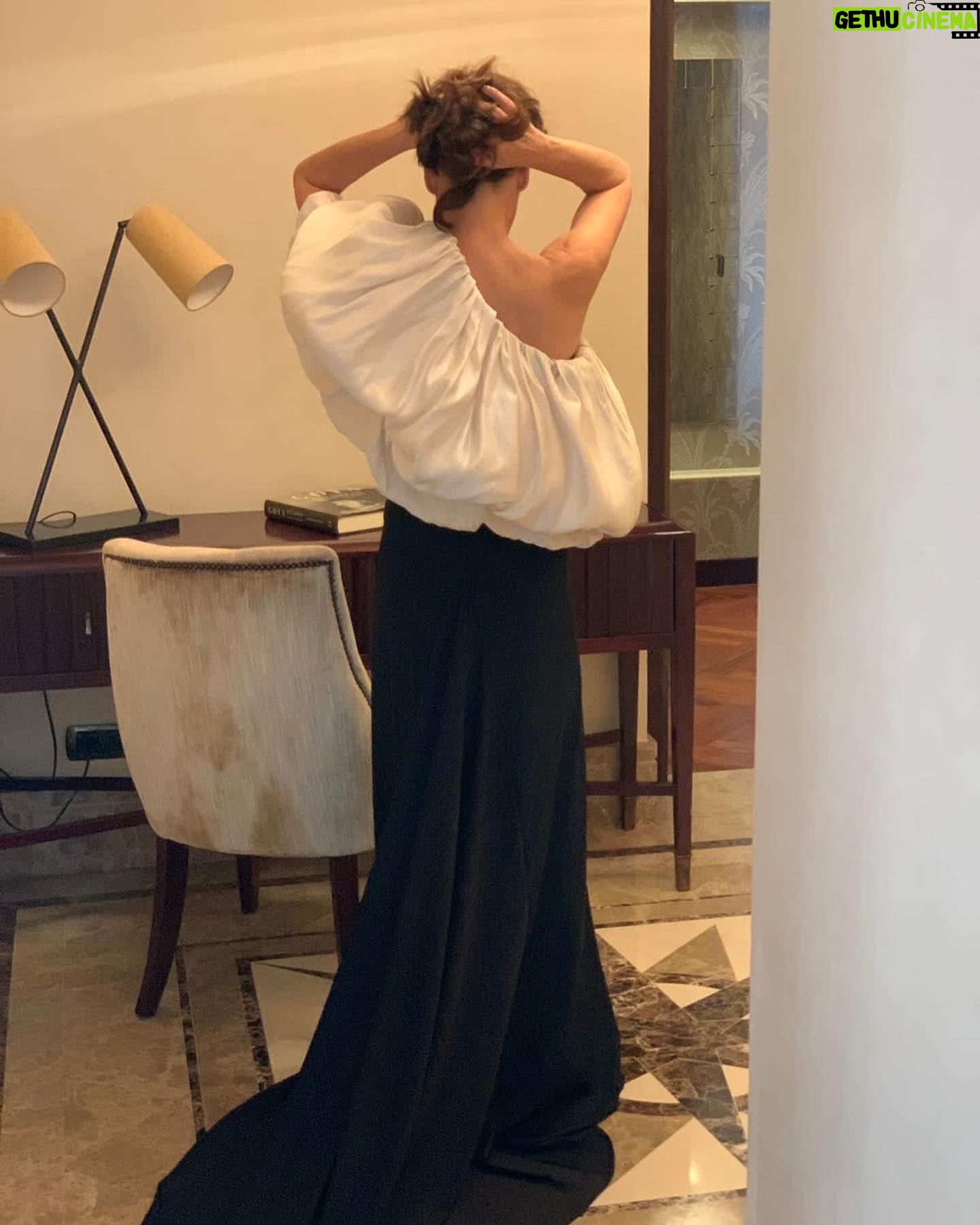 Amparo Noguera - 3.2K Likes - Gracias @javierajordan por acompañarme en los Premios Platino 2023.fotos @dan_g_rod