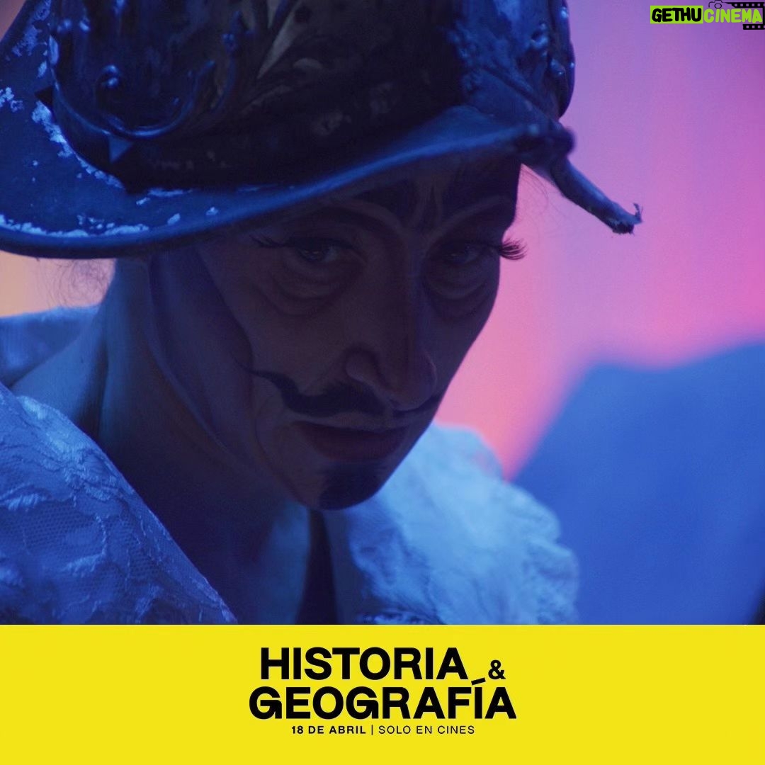 Amparo Noguera Instagram - ¡Por Semana Santa hemos venido a dejar bendecido tu feed! Te compartimos 10 imágenes (stills) de @historiaygeografiafilm 🎬🥸⚔️ Amparo Noguera (@amparo_nogueraoficial) protagoniza esta ácida y divertida sátira sobre la identidad nacional, interpretando a Gioconda Martínez, una actriz de televisión en decadencia que regresa a su ciudad natal para montar una obra de teatro sobre la conquista de Chile. Con un elenco estelar que incluye a Catalina Saavedra (@catalinasaa), Steevens Benjamin (@steevens_benjamin), Pablo Schwarz, Paloma Moreno (@palomamoreno) y Paulina Urrutia (@paulinaurrutia1), "Historia & Geografía" te invita a un viaje irreverente por la historia de Chile, sus mitos y contradicciones. Los esperamos en las salas desde el 18 de abril 🎬 #HistoriaYGeografía
