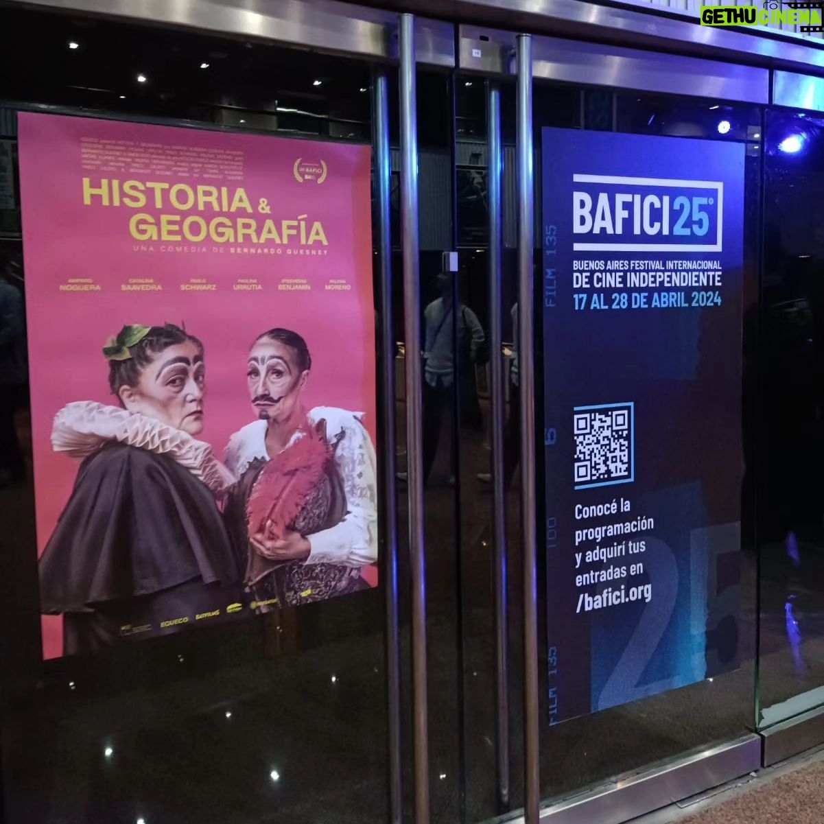 Amparo Noguera Instagram - Con rotundo éxito se estrenó internacionalmente 'Historia y Geografía'. La comedia dirigida por @bernardoquesney tuvo gran recepción del público en Buenos Aires. La película fue presentada por su director, sus protagonistas @amparo_nogueraoficial y @catalinasaa, sumados los productores de @equecocl, @tomas.alzamora y @pablojalisco 🎬 Nosotros que ya quedamos fascinados con esta película que YA ESTÁ EN LOS CINES DE CHILE, nos preguntamos, ¿Qué hará la Gioconda Martínez en la ciudad de la furia? 🎭 👁👄👁 Solo Dios sabrá si le da pan al que no tiene dientes 🍞 #historiaygeografía
