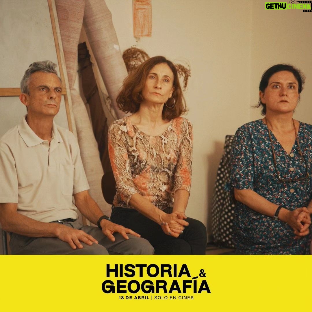 Amparo Noguera Instagram - ¡Por Semana Santa hemos venido a dejar bendecido tu feed! Te compartimos 10 imágenes (stills) de @historiaygeografiafilm 🎬🥸⚔️ Amparo Noguera (@amparo_nogueraoficial) protagoniza esta ácida y divertida sátira sobre la identidad nacional, interpretando a Gioconda Martínez, una actriz de televisión en decadencia que regresa a su ciudad natal para montar una obra de teatro sobre la conquista de Chile. Con un elenco estelar que incluye a Catalina Saavedra (@catalinasaa), Steevens Benjamin (@steevens_benjamin), Pablo Schwarz, Paloma Moreno (@palomamoreno) y Paulina Urrutia (@paulinaurrutia1), "Historia & Geografía" te invita a un viaje irreverente por la historia de Chile, sus mitos y contradicciones. Los esperamos en las salas desde el 18 de abril 🎬 #HistoriaYGeografía