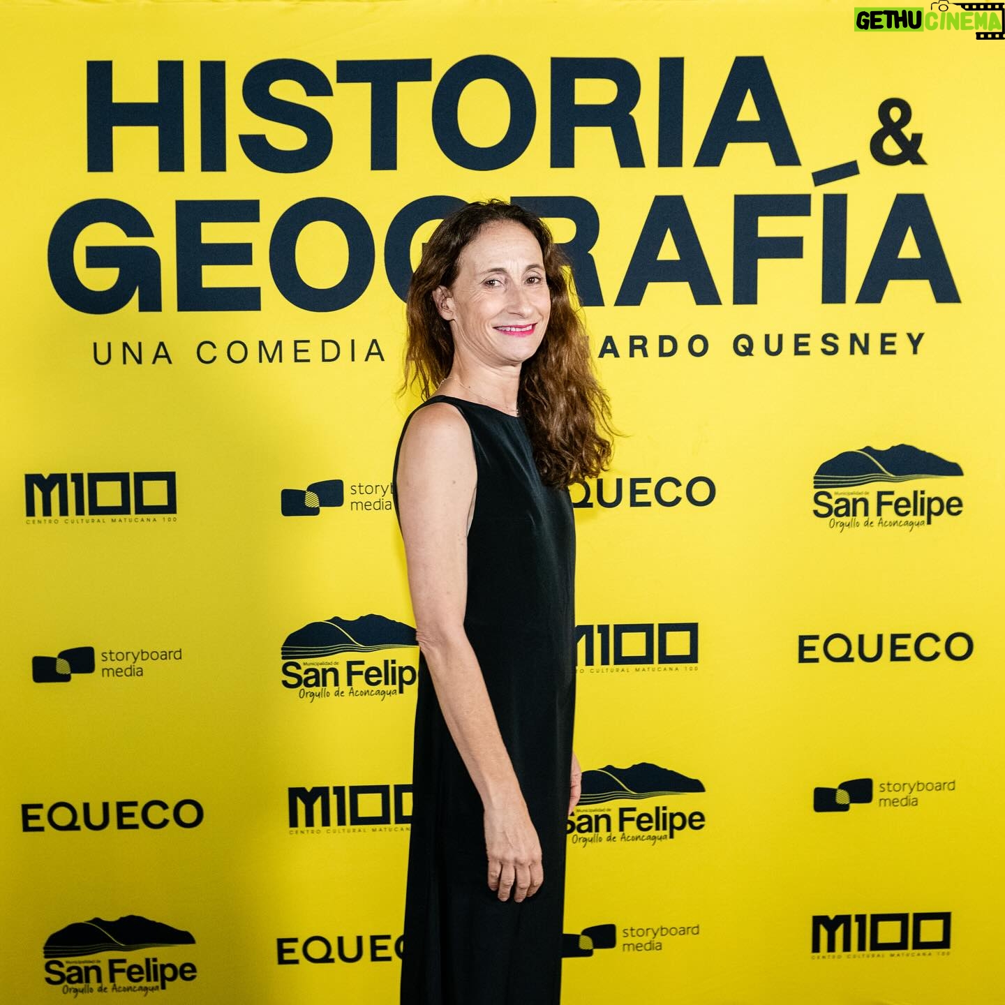 Amparo Noguera - 1.5K Likes - Así se vivió la Avant Premiere de la película Historia y Geografía 🎨🖌️en @matucana100
Gioconda Martínez, una recordada actriz de televisión cómica, decide volver a su ciudad natal para montar una obra de teatro sobre la conquista de Chile y recuperar el reconocimiento artístico que creyó haber perdido, pero que nunca tuvo.
Dirige: Bernardo Quesney (@bernardoquesney)
Producen: Equeco (@equecocl)
Auspicia: Gin Proa (@gin.proa), Cerveza Patagonia (@cerveza.patagonia.cl) & Pan Mostacho (@panmostacho)
Distribuye: Storyboard Media (@storyboardm_)
Co-financia: Ministerio de las Culturas, las Artes y el Patrimonio (@culturas_cl)