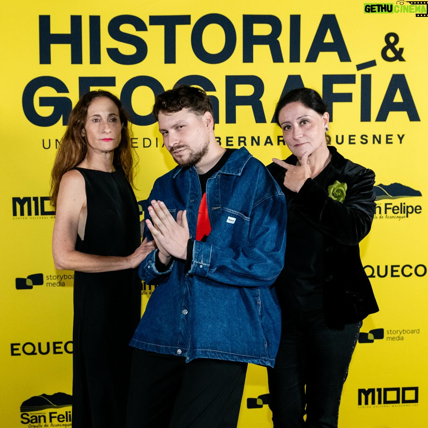 Amparo Noguera - 1.5K Likes - Así se vivió la Avant Premiere de la película Historia y Geografía 🎨🖌️en @matucana100
Gioconda Martínez, una recordada actriz de televisión cómica, decide volver a su ciudad natal para montar una obra de teatro sobre la conquista de Chile y recuperar el reconocimiento artístico que creyó haber perdido, pero que nunca tuvo.
Dirige: Bernardo Quesney (@bernardoquesney)
Producen: Equeco (@equecocl)
Auspicia: Gin Proa (@gin.proa), Cerveza Patagonia (@cerveza.patagonia.cl) & Pan Mostacho (@panmostacho)
Distribuye: Storyboard Media (@storyboardm_)
Co-financia: Ministerio de las Culturas, las Artes y el Patrimonio (@culturas_cl)