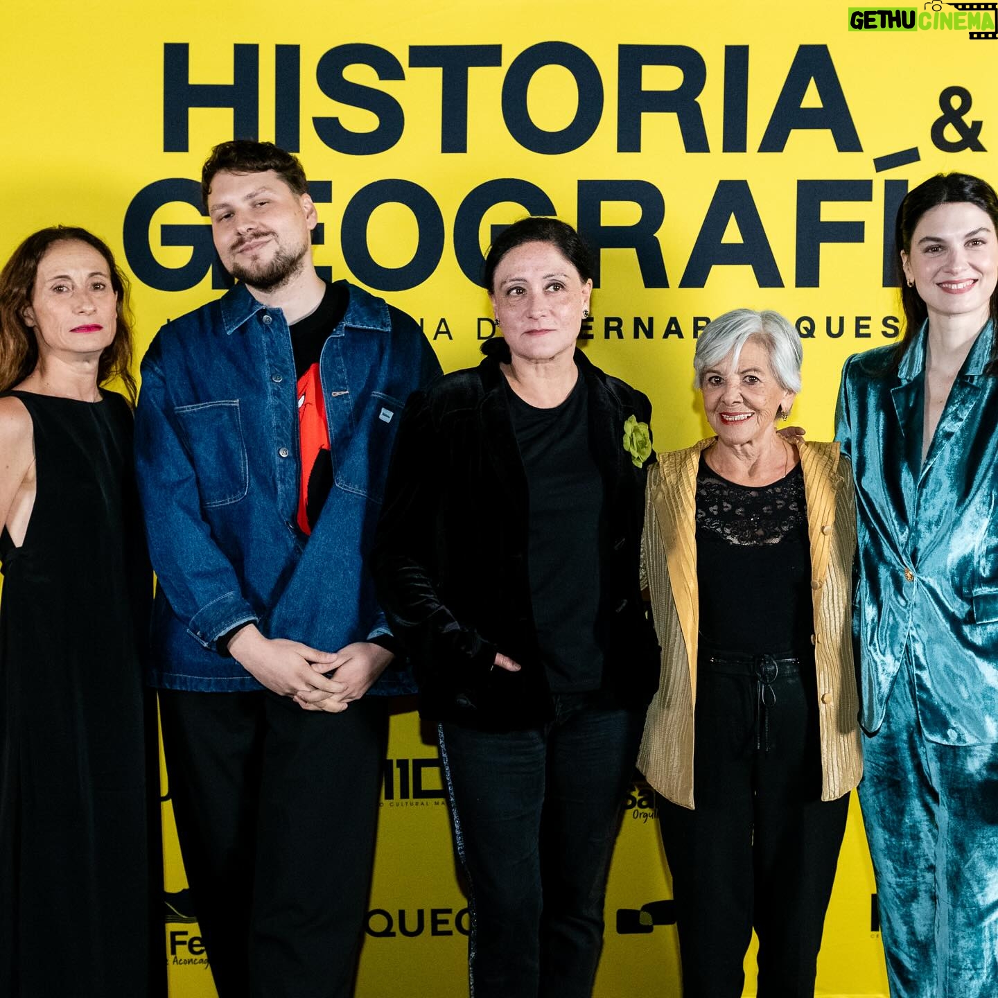 Amparo Noguera - 1.5K Likes - Así se vivió la Avant Premiere de la película Historia y Geografía 🎨🖌️en @matucana100
Gioconda Martínez, una recordada actriz de televisión cómica, decide volver a su ciudad natal para montar una obra de teatro sobre la conquista de Chile y recuperar el reconocimiento artístico que creyó haber perdido, pero que nunca tuvo.
Dirige: Bernardo Quesney (@bernardoquesney)
Producen: Equeco (@equecocl)
Auspicia: Gin Proa (@gin.proa), Cerveza Patagonia (@cerveza.patagonia.cl) & Pan Mostacho (@panmostacho)
Distribuye: Storyboard Media (@storyboardm_)
Co-financia: Ministerio de las Culturas, las Artes y el Patrimonio (@culturas_cl)