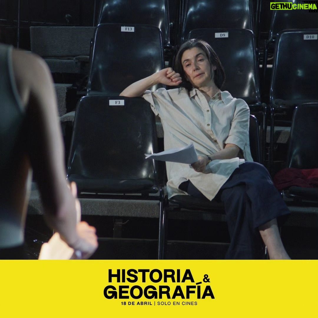 Amparo Noguera Instagram - ¡Por Semana Santa hemos venido a dejar bendecido tu feed! Te compartimos 10 imágenes (stills) de @historiaygeografiafilm 🎬🥸⚔️ Amparo Noguera (@amparo_nogueraoficial) protagoniza esta ácida y divertida sátira sobre la identidad nacional, interpretando a Gioconda Martínez, una actriz de televisión en decadencia que regresa a su ciudad natal para montar una obra de teatro sobre la conquista de Chile. Con un elenco estelar que incluye a Catalina Saavedra (@catalinasaa), Steevens Benjamin (@steevens_benjamin), Pablo Schwarz, Paloma Moreno (@palomamoreno) y Paulina Urrutia (@paulinaurrutia1), "Historia & Geografía" te invita a un viaje irreverente por la historia de Chile, sus mitos y contradicciones. Los esperamos en las salas desde el 18 de abril 🎬 #HistoriaYGeografía