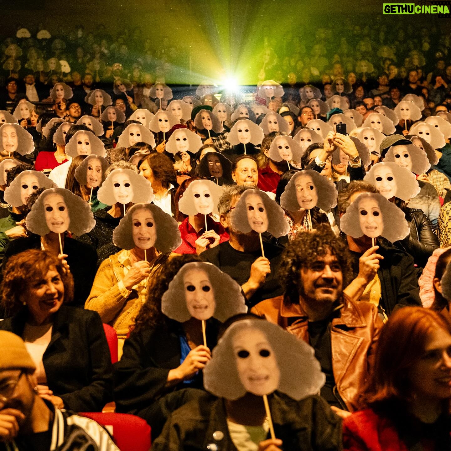 Amparo Noguera - 1.5K Likes - Así se vivió la Avant Premiere de la película Historia y Geografía 🎨🖌️en @matucana100
Gioconda Martínez, una recordada actriz de televisión cómica, decide volver a su ciudad natal para montar una obra de teatro sobre la conquista de Chile y recuperar el reconocimiento artístico que creyó haber perdido, pero que nunca tuvo.
Dirige: Bernardo Quesney (@bernardoquesney)
Producen: Equeco (@equecocl)
Auspicia: Gin Proa (@gin.proa), Cerveza Patagonia (@cerveza.patagonia.cl) & Pan Mostacho (@panmostacho)
Distribuye: Storyboard Media (@storyboardm_)
Co-financia: Ministerio de las Culturas, las Artes y el Patrimonio (@culturas_cl)
