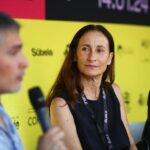 Amparo Noguera Instagram - Luego de un pequeño descanso correspondiente, yo, como película, me gustaría agradecer con estas fotos a todas las personas de Ñuble. Se rieron (de mi) y reflexionaron (conmigo). Lloraron y se enojaron. Yo, como película, soy como cuando llegas a tu casa y empiezas responder todo lo que no te atreviste a decirle a esa persona. Somos torpes en el contacto. Pero en nuestra pieza, frente al espejo, armamos nuevas estrategias de nuestra personalidad. Eso significa que nuestra reflexión tarda un poco. Pero llega. Si yo pudiera atravesar la pantalla, abrazaría a todo chillán. Pero lamentablemente soy una película chilena. Gracias @nublecine Me sentí querida.