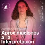 Amparo Noguera Instagram - Actriz de la Escuela de Teatro Imagen Gustavo Meza, con más de 30 años de experiencia en teatro, televisión y cine. Llega al taller Aproximaciones a la Interpretación con su módulo "diálogo en escena", módulo en donde se establecerán reflexiones con respecto a la comprensión del texto de una escena; ¿porque respondo?, ¿desde donde respondo?, el diálogo con la escenografía, con el espacio escénico. Tratar de entender que cuando uno contesta, lo importante no es lo que uno dice si no lo que uno le responde a lo que propone el otro. Estar siempre como protagonista de la escena, con respecto a la mirada de la escena aunque uno no sea protagonista real, pero cualquier persona que observa una situación es protagonista de esa observación, porque eso también es parte del dialogo. Este taller ya no tiene cupos. Si quieres mas talleres de este tipo, solo los encontrarás en @abstracta.me Este taller se realiza en @espaciopausa.cl ubicado en @estacionmapocho
