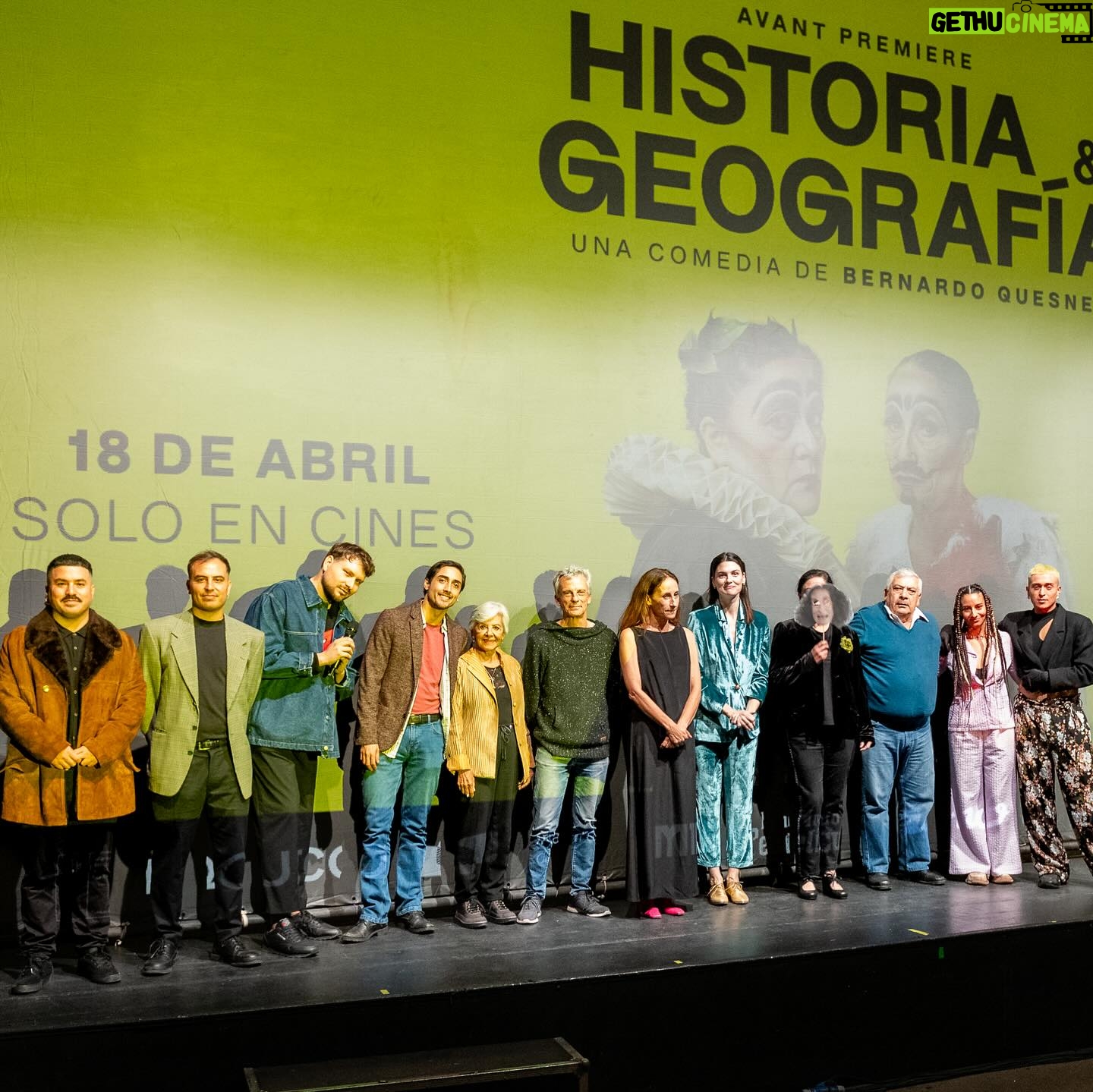 Amparo Noguera Instagram - Así se vivió la Avant Premiere de la película Historia y Geografía 🎨🖌️en @matucana100 Gioconda Martínez, una recordada actriz de televisión cómica, decide volver a su ciudad natal para montar una obra de teatro sobre la conquista de Chile y recuperar el reconocimiento artístico que creyó haber perdido, pero que nunca tuvo. Dirige: Bernardo Quesney (@bernardoquesney) Producen: Equeco (@equecocl) Auspicia: Gin Proa (@gin.proa), Cerveza Patagonia (@cerveza.patagonia.cl) & Pan Mostacho (@panmostacho) Distribuye: Storyboard Media (@storyboardm_) Co-financia: Ministerio de las Culturas, las Artes y el Patrimonio (@culturas_cl)