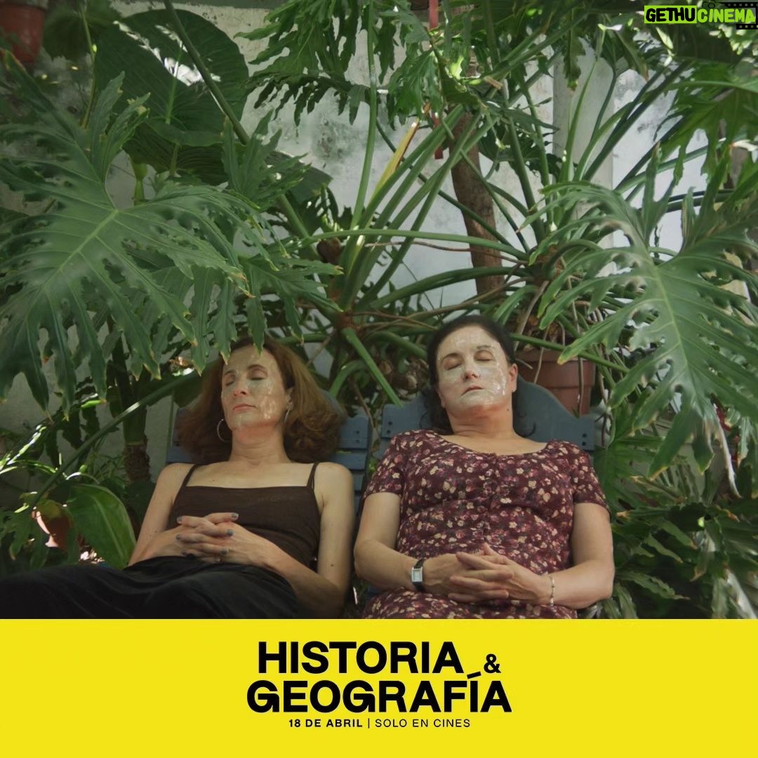 Amparo Noguera Instagram - ¡Por Semana Santa hemos venido a dejar bendecido tu feed! Te compartimos 10 imágenes (stills) de @historiaygeografiafilm 🎬🥸⚔️ Amparo Noguera (@amparo_nogueraoficial) protagoniza esta ácida y divertida sátira sobre la identidad nacional, interpretando a Gioconda Martínez, una actriz de televisión en decadencia que regresa a su ciudad natal para montar una obra de teatro sobre la conquista de Chile. Con un elenco estelar que incluye a Catalina Saavedra (@catalinasaa), Steevens Benjamin (@steevens_benjamin), Pablo Schwarz, Paloma Moreno (@palomamoreno) y Paulina Urrutia (@paulinaurrutia1), "Historia & Geografía" te invita a un viaje irreverente por la historia de Chile, sus mitos y contradicciones. Los esperamos en las salas desde el 18 de abril 🎬 #HistoriaYGeografía