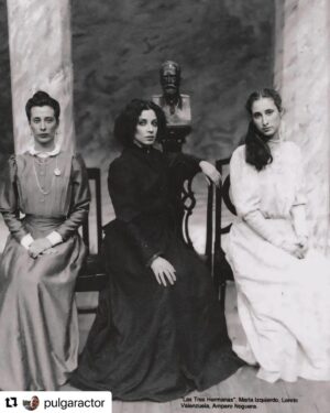 Amparo Noguera Instagram - Una foto mas del maravilloso registro de teatro de @pulgaractor .
Gracias Rolo!
Las Tres Hermanas.
Chejov.
Obra dirigida por mi Padre @hectornogueraillanes @teatrouc