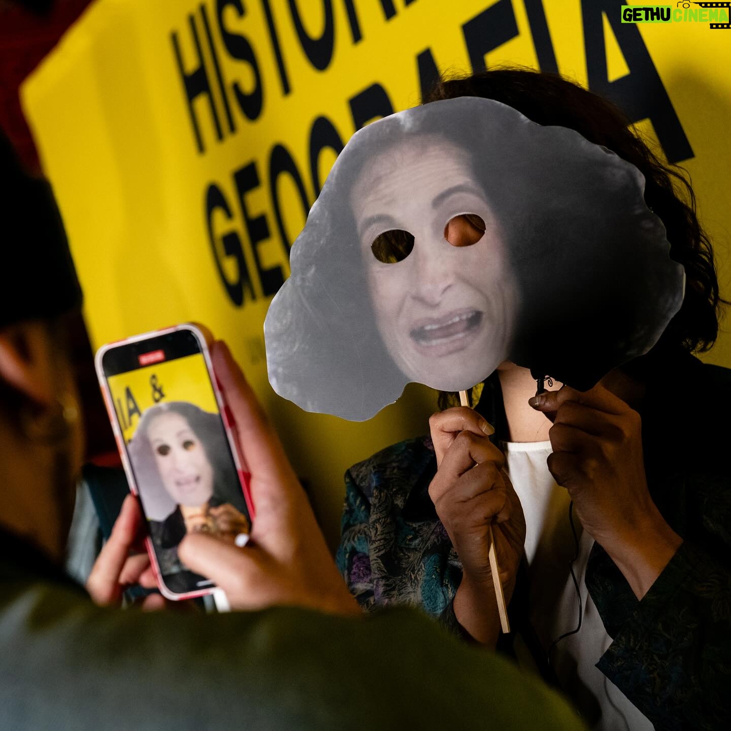 Amparo Noguera Instagram - Así se vivió la Avant Premiere de la película Historia y Geografía 🎨🖌️en @matucana100 Gioconda Martínez, una recordada actriz de televisión cómica, decide volver a su ciudad natal para montar una obra de teatro sobre la conquista de Chile y recuperar el reconocimiento artístico que creyó haber perdido, pero que nunca tuvo. Dirige: Bernardo Quesney (@bernardoquesney) Producen: Equeco (@equecocl) Auspicia: Gin Proa (@gin.proa), Cerveza Patagonia (@cerveza.patagonia.cl) & Pan Mostacho (@panmostacho) Distribuye: Storyboard Media (@storyboardm_) Co-financia: Ministerio de las Culturas, las Artes y el Patrimonio (@culturas_cl)