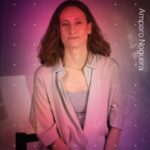 Amparo Noguera Instagram - Actriz de la Escuela de Teatro Imagen Gustavo Meza, con más de 30 años de experiencia en teatro, televisión y cine. Llega al taller Aproximaciones a la Interpretación con su módulo "diálogo en escena", módulo en donde se establecerán reflexiones con respecto a la comprensión del texto de una escena; ¿porque respondo?, ¿desde donde respondo?, el diálogo con la escenografía, con el espacio escénico. Tratar de entender que cuando uno contesta, lo importante no es lo que uno dice si no lo que uno le responde a lo que propone el otro. Estar siempre como protagonista de la escena, con respecto a la mirada de la escena aunque uno no sea protagonista real, pero cualquier persona que observa una situación es protagonista de esa observación, porque eso también es parte del dialogo. Este taller ya no tiene cupos. Si quieres mas talleres de este tipo, solo los encontrarás en @abstracta.me Este taller se realiza en @espaciopausa.cl ubicado en @estacionmapocho