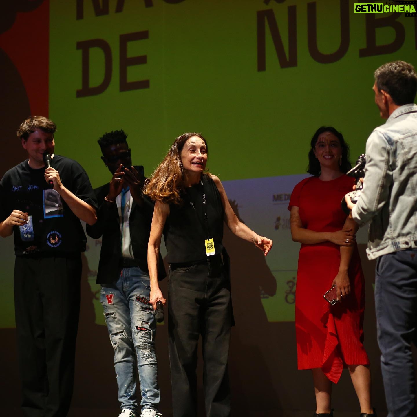 Amparo Noguera Instagram - Luego de un pequeño descanso correspondiente, yo, como película, me gustaría agradecer con estas fotos a todas las personas de Ñuble. Se rieron (de mi) y reflexionaron (conmigo). Lloraron y se enojaron. Yo, como película, soy como cuando llegas a tu casa y empiezas responder todo lo que no te atreviste a decirle a esa persona. Somos torpes en el contacto. Pero en nuestra pieza, frente al espejo, armamos nuevas estrategias de nuestra personalidad. Eso significa que nuestra reflexión tarda un poco. Pero llega. Si yo pudiera atravesar la pantalla, abrazaría a todo chillán. Pero lamentablemente soy una película chilena. Gracias @nublecine Me sentí querida.