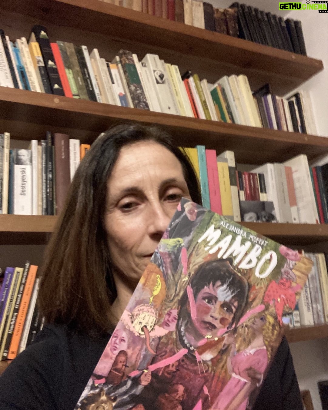 Amparo Noguera Instagram - Todos los libros son bienvenidos , especialmente este maravilloso libro de @moffatvaras . Portada @cristobal_leon_ y @joaquincocina