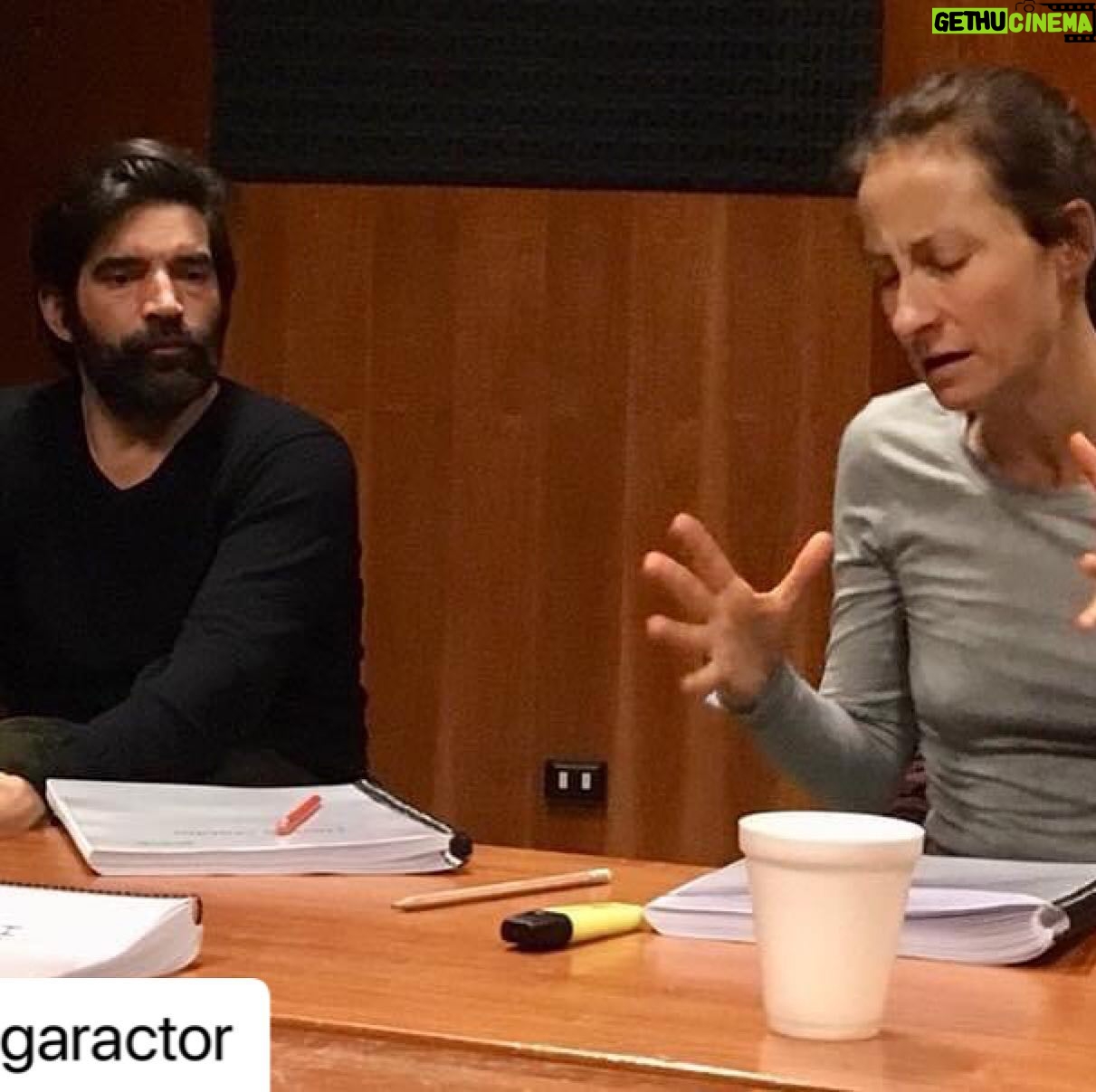 Amparo Noguera - 1.6K Likes - Foto de @pulgaractor ensayando Hedda Gabler. Ibsen. Dirigida por Claudia Digirolamo. Con Francisco Ossa. (2018)