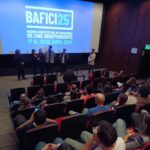 Amparo Noguera Instagram - Con rotundo éxito se estrenó internacionalmente 'Historia y Geografía'. La comedia dirigida por @bernardoquesney tuvo gran recepción del público en Buenos Aires. La película fue presentada por su director, sus protagonistas @amparo_nogueraoficial y @catalinasaa, sumados los productores de @equecocl, @tomas.alzamora y @pablojalisco 🎬 Nosotros que ya quedamos fascinados con esta película que YA ESTÁ EN LOS CINES DE CHILE, nos preguntamos, ¿Qué hará la Gioconda Martínez en la ciudad de la furia? 🎭 👁👄👁 Solo Dios sabrá si le da pan al que no tiene dientes 🍞 #historiaygeografía