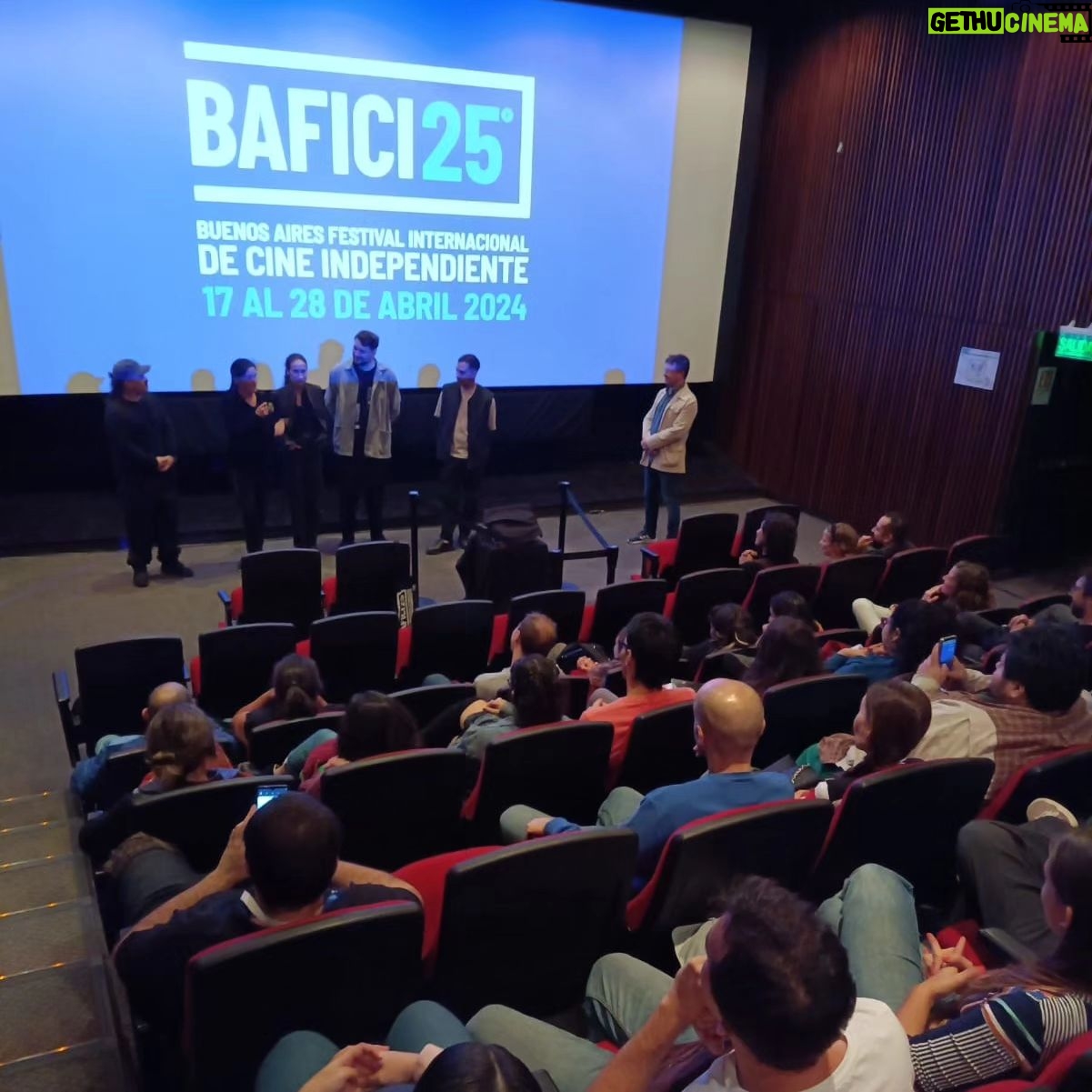 Amparo Noguera Instagram - Con rotundo éxito se estrenó internacionalmente 'Historia y Geografía'. La comedia dirigida por @bernardoquesney tuvo gran recepción del público en Buenos Aires. La película fue presentada por su director, sus protagonistas @amparo_nogueraoficial y @catalinasaa, sumados los productores de @equecocl, @tomas.alzamora y @pablojalisco 🎬 Nosotros que ya quedamos fascinados con esta película que YA ESTÁ EN LOS CINES DE CHILE, nos preguntamos, ¿Qué hará la Gioconda Martínez en la ciudad de la furia? 🎭 👁👄👁 Solo Dios sabrá si le da pan al que no tiene dientes 🍞 #historiaygeografía