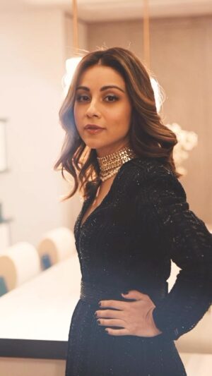Amrita Puri Instagram - Videographer @dinesh_ahuja 
Edit- @glimpsebyamol 
Make up @shehzeenmakeupandhair 
Hair @sunny_hairr 
Outfit @ritikamirchandani 

#reelsvideo #hairmakeupdiary #ritikamirchandani #amritapuri