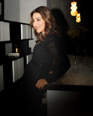 Amrita Puri Instagram - 🖤 Wearing @ritikamirchandani 

📸 @dinesh_ahuja 
Make up @shehzeenmakeupandhair 
Hair @sunny_hairr