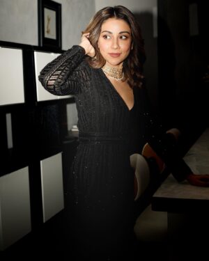 Amrita Puri Instagram - 🖤 Wearing @ritikamirchandani 

📸 @dinesh_ahuja 
Make up @shehzeenmakeupandhair 
Hair @sunny_hairr