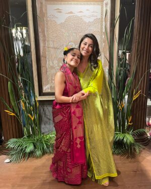 Amrita Puri Instagram - 🌷 x 🍋‍🟩 
Mostly me watching @battatawada do her thing and trying to pose. Swipe till the last one to see her spirit animal. No idea how this music was added to my post but I’m too lazy to redo it. 

P.S.- Loved her pretty- pink -Frida Kahlo -sari vibe so much…I had a fan moment.