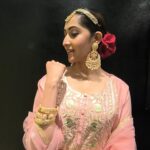Amrita Chattopadhyay Instagram – Some SLB vibes… ✨

#throwback #worklife #event #jewelry #peach #rose #glam #tbt #instamood #instagram #instaphoto #instaphoto