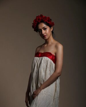 Amrita Chattopadhyay Instagram - 🌹🌹🌹🌹
Frida×Laalsada 

Headgear- Lakshmi Lama
Concept- Yourstruly 
Photography- @sandipphotographer

#conceptshoot #instagram #instamood #instalove