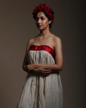 Amrita Chattopadhyay Instagram - 🌹🌹🌹🌹
Frida×Laalsada 

Headgear- Lakshmi Lama
Concept- Yourstruly 
Photography- @sandipphotographer

#conceptshoot #instagram #instamood #instalove