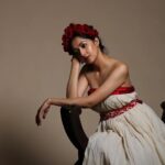 Amrita Chattopadhyay Instagram - In Parallel universe Frida can wear a Laal paar Sada jama ✨ Aren't we prancing around some Rose day huh? 😎 Hairstyling - Lakshmi Lama Concept and styling- Yours truly Photography- @sandipphotographer #noedit #nofilter #fridakahlo #conceptshoot #instagram #instamood #instaphoto