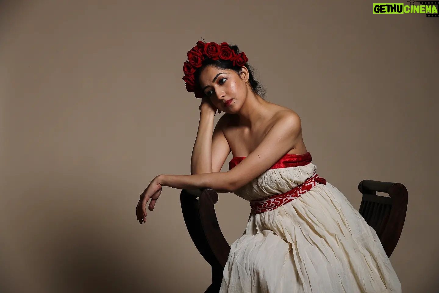 Amrita Chattopadhyay Instagram - In Parallel universe Frida can wear a Laal paar Sada jama β¨ Aren't we prancing around some Rose day huh? π Hairstyling - Lakshmi Lama Concept and styling- Yours truly Photography- @sandipphotographer #noedit #nofilter #fridakahlo #conceptshoot #instagram #instamood #instaphoto