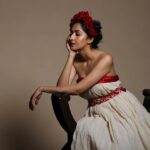 Amrita Chattopadhyay Instagram - In Parallel universe Frida can wear a Laal paar Sada jama ✨ Aren't we prancing around some Rose day huh? 😎 Hairstyling - Lakshmi Lama Concept and styling- Yours truly Photography- @sandipphotographer #noedit #nofilter #fridakahlo #conceptshoot #instagram #instamood #instaphoto