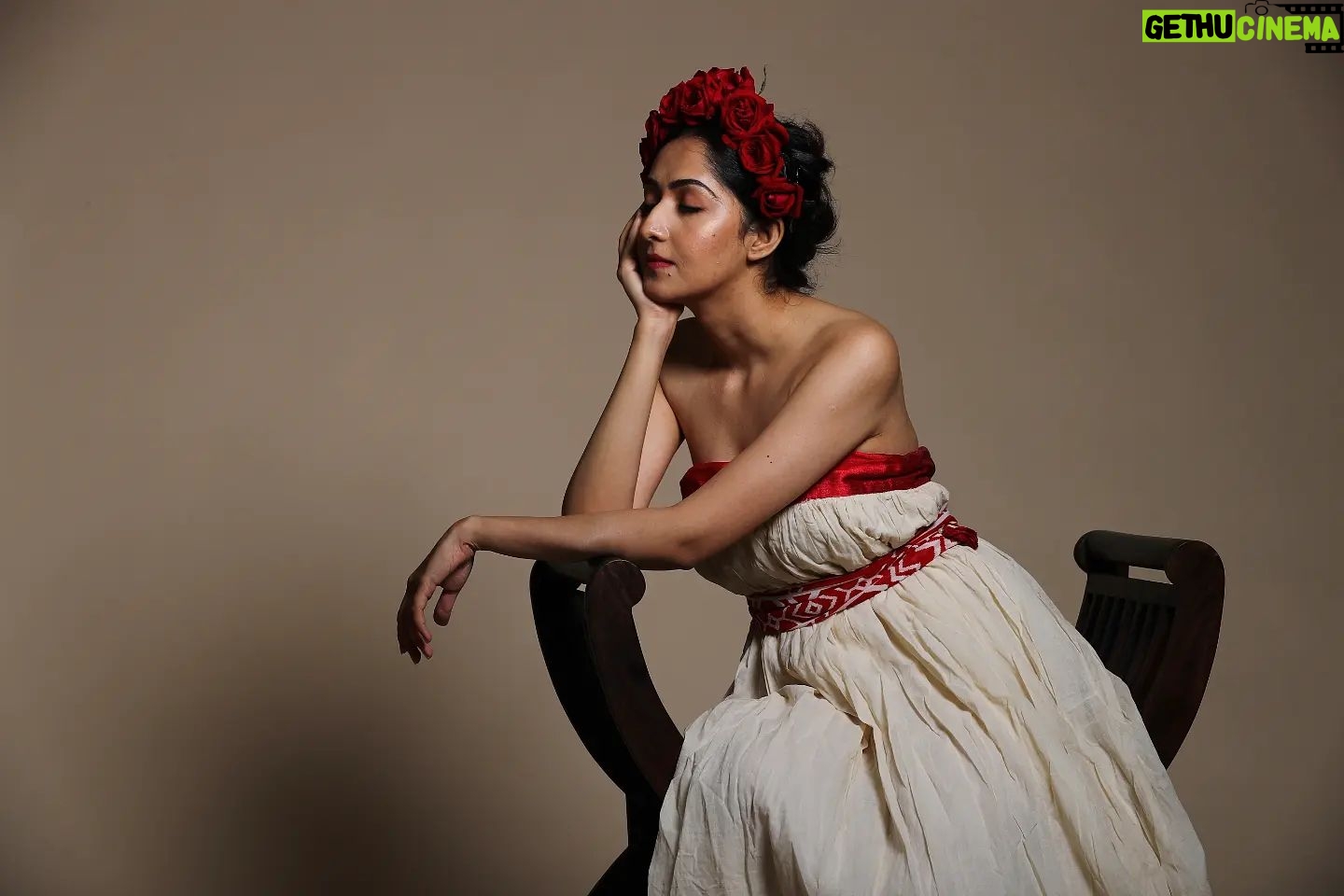 Amrita Chattopadhyay Instagram - In Parallel universe Frida can wear a Laal paar Sada jama β¨ Aren't we prancing around some Rose day huh? π Hairstyling - Lakshmi Lama Concept and styling- Yours truly Photography- @sandipphotographer #noedit #nofilter #fridakahlo #conceptshoot #instagram #instamood #instaphoto