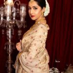 Amrita Chattopadhyay Instagram – ✨🌹

#paidpartnership 
#instamood #instagram #instagood #vintage #gold #theme #mogra