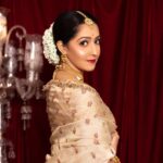 Amrita Chattopadhyay Instagram – ✨🌹

#paidpartnership 
#instamood #instagram #instagood #vintage #gold #theme #mogra
