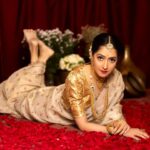 Amrita Chattopadhyay Instagram - Mehfilein haseen ho/ Mohabbat e jawan ho/ Khwaboon ke ye bulbule/ Baas yuhi azaad ho Hum na huye toh kya/ Yaad na rahe to kya/ Khwabon ke yeh silsile/ Bass yuhi abaad ho ✨ ✨#paidpartnership ✨ For: @makeupartist_susmitabiswas Photography: @teamweddingera Designer: @avijitdasofficial_bengal Jewellery: @avama_jewellers Studio: @starcraft_insta #instamood #instagram #instashoot #vintage #instagood #instadaily #instaflower #roses