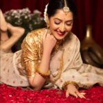 Amrita Chattopadhyay Instagram - Mehfilein haseen ho/ Mohabbat e jawan ho/ Khwaboon ke ye bulbule/ Baas yuhi azaad ho Hum na huye toh kya/ Yaad na rahe to kya/ Khwabon ke yeh silsile/ Bass yuhi abaad ho ✨ ✨#paidpartnership ✨ For: @makeupartist_susmitabiswas Photography: @teamweddingera Designer: @avijitdasofficial_bengal Jewellery: @avama_jewellers Studio: @starcraft_insta #instamood #instagram #instashoot #vintage #instagood #instadaily #instaflower #roses