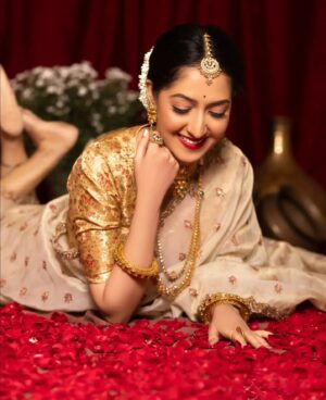 Amrita Chattopadhyay Instagram - Mehfilein haseen ho/ Mohabbat e jawan ho/ 
Khwaboon ke ye bulbule/ Baas yuhi azaad ho 
Hum na huye toh kya/ Yaad na rahe to kya/ 
Khwabon ke yeh silsile/ Bass yuhi abaad ho ✨

✨#paidpartnership ✨

For: @makeupartist_susmitabiswas
Photography: @teamweddingera
Designer: @avijitdasofficial_bengal
Jewellery: @avama_jewellers
Studio: @starcraft_insta

#instamood #instagram #instashoot #vintage #instagood #instadaily #instaflower #roses