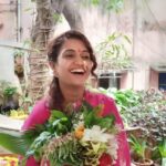 Amruta Subhash Instagram - Sometimes you feel you are sinking.. but then you look around and see people who hug you and say.. we are there.. we understand.. And then you smile even when you feel like you are sinking. Gratitude for having these people ❤️गौर आली…तिनं आणि माझ्या आयुष्यातल्या या माणसांच्या प्रेमानं मला शक्ती दिली❤️ @meghanakulkarnee @sandeshkulkarni.small.s @maheekulkarni @oveekulkarni