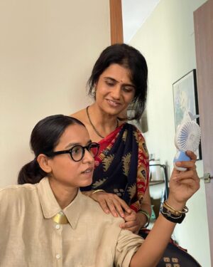 Amruta Subhash Instagram - @tillotamashome with her two fans😊! Tilu let me thank you from the bottom of my heart for mentioning my name in front of @konkona when #luststories2 casting was happening. It’s been a great journey working with you! These pictures catch some funny moments in our lusty journey 🤗Look at your eyes.. so expressive even while looking at that fan❤️ And you seem to be completely in love with your smaller fan when your bigger fan is trying to talk to you😊😃And you are saying such funny things while this picture was clicked look at my smile 😃😃Also, while I am extremely happy about the praise you are getting for all your roles I want to add one more character of yours to that list which I have really loved! And that is from the film ‘Chintu ka birthday’Keep doing this amazing work. Keep shining my friend ❤️! Love and hugs🤗🤗 Thank you so much @dishanoyonika for capturing these lovely moments ❤️ @netflix_in #luststories2