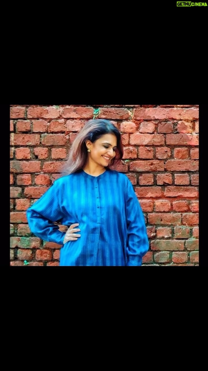 Amruta Subhash Instagram - Loved wearing this beautiful outfit by @anavila_m .. l have started falling in love with all your clothes @anavila_m .. love and hugs to you ЁЯдЧЁЯдЧ thank you for thisтЭдя╕П And thank you so much @vasudhagroverr for introducing me to this beautiful soul.. @shrutingstar Shruti Rastogi who clicked these lovely pictures..тЭдя╕ПтЭдя╕П A big tight hug Shruti тЭдя╕П Shoes @aprajitatoorofficial тЭдя╕П thank you тЭдя╕ПтЭдя╕П рдпрд╛ рд╕реБрдВрджрд░ рдирд┐рд│реНрдпрд╛ рдбреНрд░реЗрд╕рдордзреНрдпреЗ рд╣реЗ рдлреЛрдЯреЛрд╢реВрдЯ рдХрд░рд╛рдпрд▓рд╛ рдлрд╛рд░ рдордЬрд╛ рдЖрд▓реА рдорд▓рд╛. рдЕрдирд╛рд╡рд┐рд▓рд╛.. рдЬрд┐рдЪреА рдЧреБрд▓рд╛рдмреА рд╕рд╛рдбреА рдореА рдиреБрдХрддреАрдЪ рдиреЗрд╕рд▓реЗ рд╣реЛрддреЗ, рддрд┐рдирдВрдЪ рдмрдирд╡рд▓реЗрд▓рд╛ рд╣рд╛ рдирд┐рд│рд╛рд╢рд╛рд░ рдбреНрд░реЗрд╕.. рддрд┐рдЪреНрдпрд╛ рдХрдкрдбреНрдпрд╛рдВрдЪреНрдпрд╛ рдкреНрд░реЗрдорд╛рддрдЪ рдкрдбрдд рдЪрд╛рд▓рд▓реЗ рдЖрд╣реЗ рдореАтЭдя╕ПрдЖрдгрд┐ рд╢реНрд░реБрддреА рдпрд╛ рдорд╛рдЭреНрдпрд╛ рдореИрддреНрд░рд┐рдгреАрдЪреЗ рдпрд╛ рдлреЛрдЯреЛрдВрд╕рд╛рдареА рдЦреВрдк рдЖрднрд╛рд░!тЭдя╕ПтЭдя╕П
