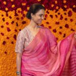 Amruta Subhash Instagram - Loved wearing this beautiful saree and blouse by @anavila_m . Loved meeting her personally. There are some clothes which make you look beautiful and then there are some clothes which make you ‘feel’ beautiful. @anavila_m thank you for doing that to me. And thank you for these Dashera vibes.. these flowers made me so happy! Happy Dashera to you all❤️❤️❤️ @elevate_promotions Saree @anavila_m Shoes @aprajitatoorofficial काही साड्या नेसून तुम्ही सुंदर दिसता आणि काही साड्या नेसल्यावर तुम्हाला आतून सुंदर वाटतं.. अनाविला या माझ्या मैत्रिणीनं डीझाईन केलेली ही साडी नेसून मला आतून सुंदर वाटलं. आणि या फुलांच्या सजावटीनं दसरा अजून सुंदर होऊन गेला. तुम्हा सर्वांना दसऱ्याच्या मनापासून शुभेच्छा ❤️❤️❤️❤️❤️