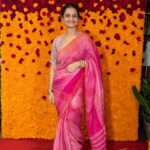 Amruta Subhash Instagram - Loved wearing this beautiful saree and blouse by @anavila_m . Loved meeting her personally. There are some clothes which make you look beautiful and then there are some clothes which make you ‘feel’ beautiful. @anavila_m thank you for doing that to me. And thank you for these Dashera vibes.. these flowers made me so happy! Happy Dashera to you all❤️❤️❤️ @elevate_promotions Saree @anavila_m Shoes @aprajitatoorofficial काही साड्या नेसून तुम्ही सुंदर दिसता आणि काही साड्या नेसल्यावर तुम्हाला आतून सुंदर वाटतं.. अनाविला या माझ्या मैत्रिणीनं डीझाईन केलेली ही साडी नेसून मला आतून सुंदर वाटलं. आणि या फुलांच्या सजावटीनं दसरा अजून सुंदर होऊन गेला. तुम्हा सर्वांना दसऱ्याच्या मनापासून शुभेच्छा ❤️❤️❤️❤️❤️