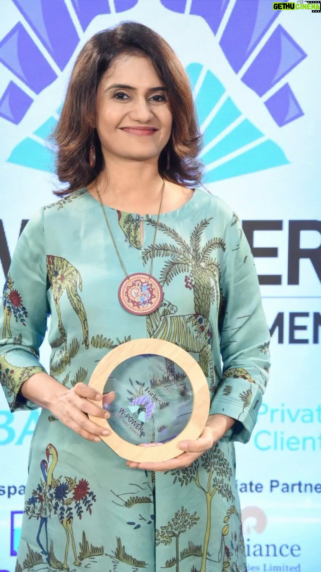 Amruta Subhash Instagram - Thank you so much @forbesindia for this award. This means a lot.It was great to be in the room full of so many powerful women. Happy. Inspired. Grateful. ❤️ Thank you for this amazing outfit @archanajaju.in @elevate_promotions #tulsea @tulseatalent फोर्ब्स हे नाव खूप मानाचं आहे. त्यांच्यातर्फे दिल्या गेलेल्या या पुरस्काराचं मोल म्हणूनच आगळं आहे ❤️