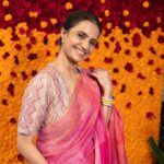 Amruta Subhash Instagram - Loved wearing this beautiful saree and blouse by @anavila_m . Loved meeting her personally. There are some clothes which make you look beautiful and then there are some clothes which make you ‘feel’ beautiful. @anavila_m thank you for doing that to me. And thank you for these Dashera vibes.. these flowers made me so happy! Happy Dashera to you all❤️❤️❤️ @elevate_promotions Saree @anavila_m Shoes @aprajitatoorofficial काही साड्या नेसून तुम्ही सुंदर दिसता आणि काही साड्या नेसल्यावर तुम्हाला आतून सुंदर वाटतं.. अनाविला या माझ्या मैत्रिणीनं डीझाईन केलेली ही साडी नेसून मला आतून सुंदर वाटलं. आणि या फुलांच्या सजावटीनं दसरा अजून सुंदर होऊन गेला. तुम्हा सर्वांना दसऱ्याच्या मनापासून शुभेच्छा ❤️❤️❤️❤️❤️